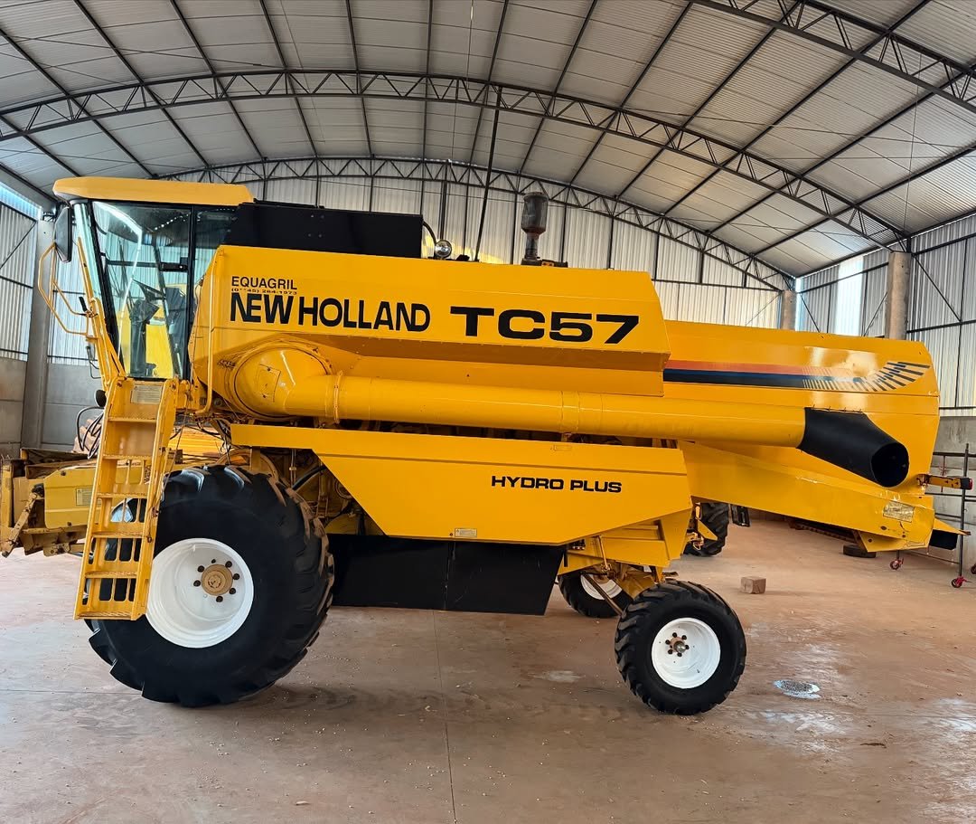 Colheitadeira New Holland Tc 57 2002 17 pés Peneira Nivelante - Funcionando